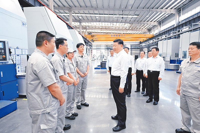 2025年5月19日至20日，中共中央总书记、国家主席、中央军委主席习近平在河南考察。这是19日下午，习近平在洛阳轴承集团股份有限公司智能工厂考察时，同企业职工亲切交流。 新华社记者 燕雁/摄