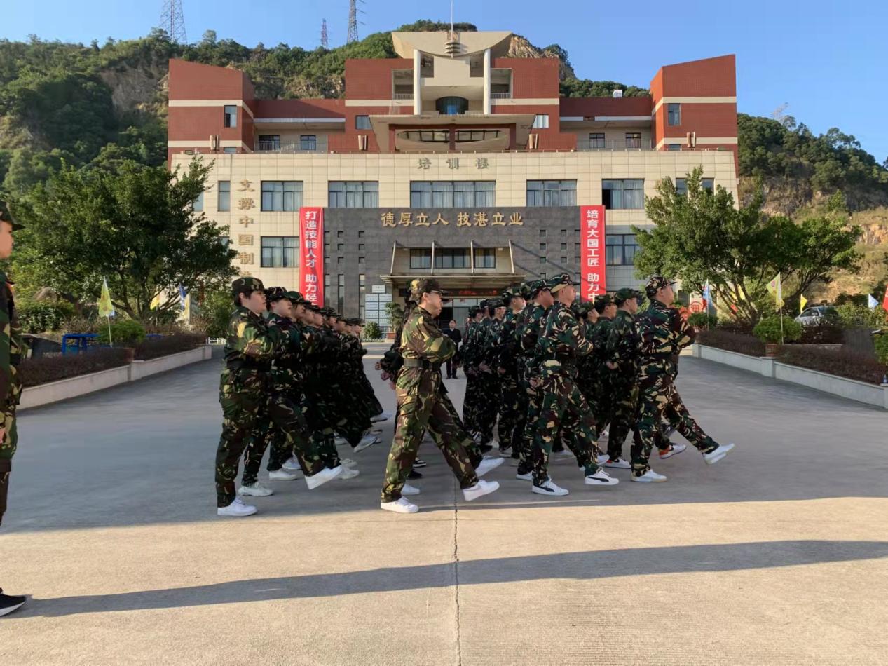 2021年福州地铁站务委培生军训闭营仪式顺利举行