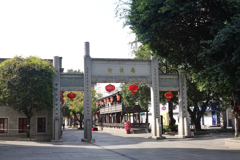 △南后街是三坊七巷的中轴线，“七巷”在东侧，“三坊”在西侧。（总台央广记者潘毅拍摄）