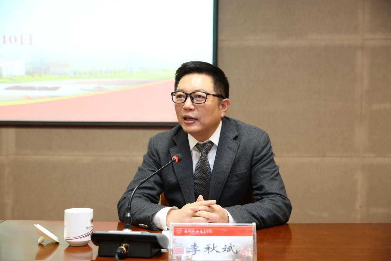 与此同时,党委林子波书记和李秋斌校长还分别慰问了2017年刚刚退休的9